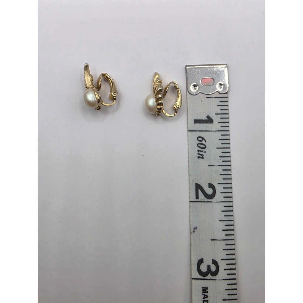 Vintage Goldtone Faux Pearl Cocktail Clip-On Earrings 3/4" - Picture 5 of 5